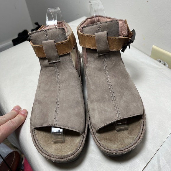 Naot Verbena Cutout Gladiator Sandals in Olive Neutral Size 36 US 5.5 - Picture 3 of 12